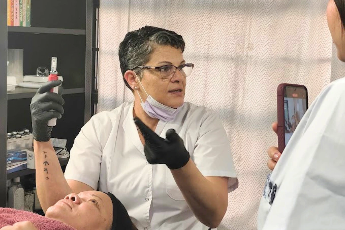 Aplicación profesional de peeling con pincel abanico