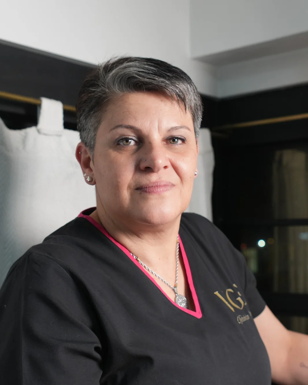 Verónica Gesto, cosmiatra y formadora de profesionales en estética, en su gabinete